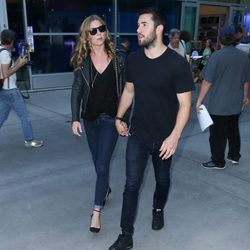 Emily VanCamp y Joshua Bowman cogidos de la mano por Nueva York