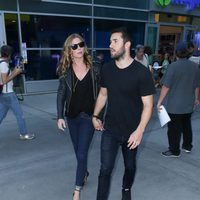 Emily VanCamp y Joshua Bowman cogidos de la mano por Nueva York