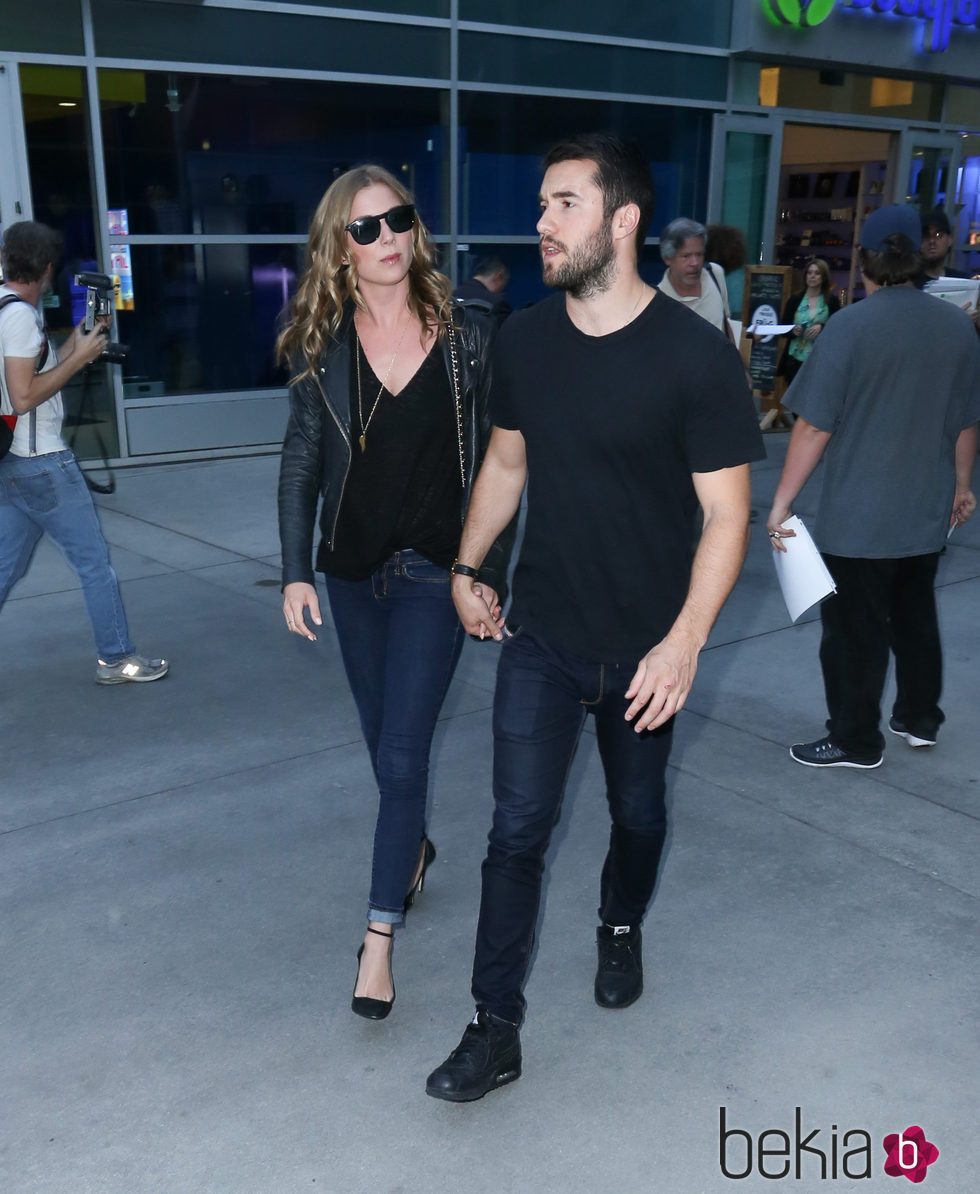 Emily VanCamp y Joshua Bowman cogidos de la mano por Nueva York