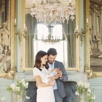 Carlos Felipe de Suecia y Sofia Hellqvist con su hijo Alejandro cogido en brazos