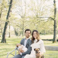Carlos Felipe de Suecia y Sofia Hellqvist con su hijo Alejandro y su perro en los jardines del Palacio de Drottningholm 