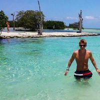 Josema Ortiz con el torso desnudo en la playa