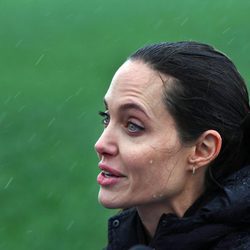 Angelina Jolie empapada durante su visita al campo de refugiados sirios