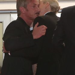 Charlize Theron y Sean Penn saludándose con un abrazo en Cannes 2016