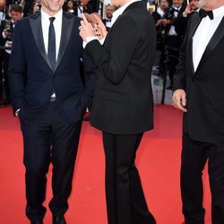 Charlize Theron hablando con Javier Bardem en el estreno de 'The last face' en Cannes 2016