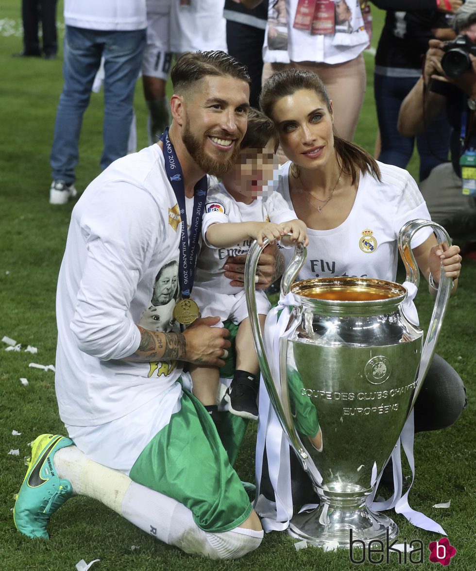 Sergio Ramos con Pilar Rubio y su hijo Sergio en la final de la Champions League 2016