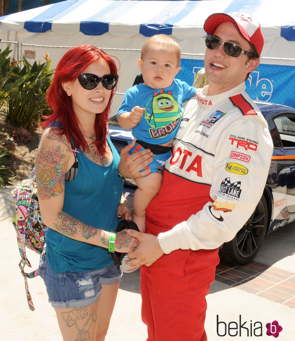 Jackson Rathbone y Sheila Hadsafi con su hijo Monroe Jackson