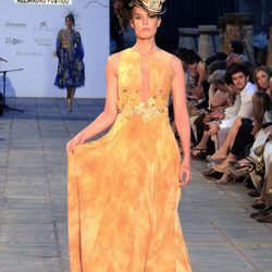 Jessica Bueno desfilando para Alejandro Postigo en la pasarela SIQ 2016 de Sevilla