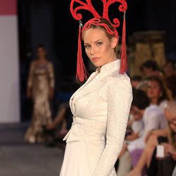 Jessica Bueno en la pasarela de Alejandro Postigo en la pasarela SIQ 2016 de Sevilla