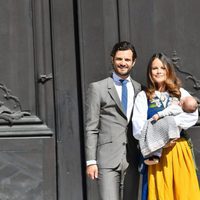 Los Príncipes Carlos Felipe y Sofia con su hijo Alejandro el Día Nacional de Suecia 2016