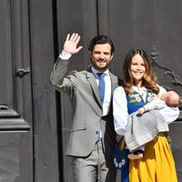 Los Príncipes Carlos Felipe y Sofia con su hijo Alejandro de Suecia el Día Nacional de Suecia 2016