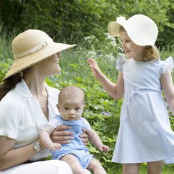 Victoria de Suecia con sus hijos Estela y Oscar de Suecia en el Día Nacional de Suecia 2016