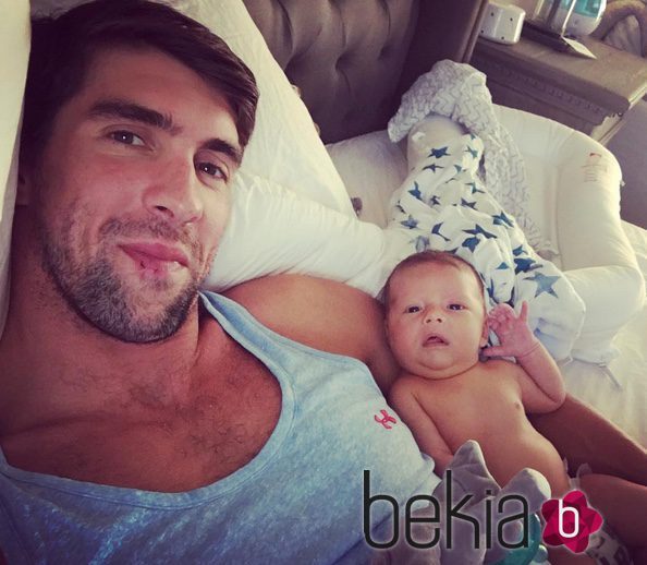 Michael Phelps publica una foto muy tierna junto a su bebé