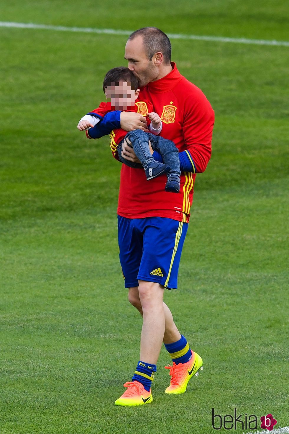 Andrés Iniesta con su hijo Paolo Andrea en un entrenamiento de La Roja en la Eurocopa 2016