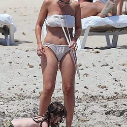 Nagore Aranburu con su hija Ane jugando en las playas de Ibiza