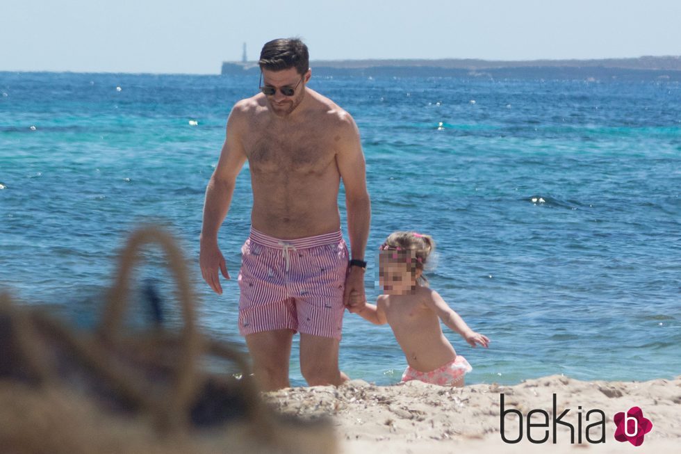 Xabi Alonso con su hija Emma en una playa de Ibiza