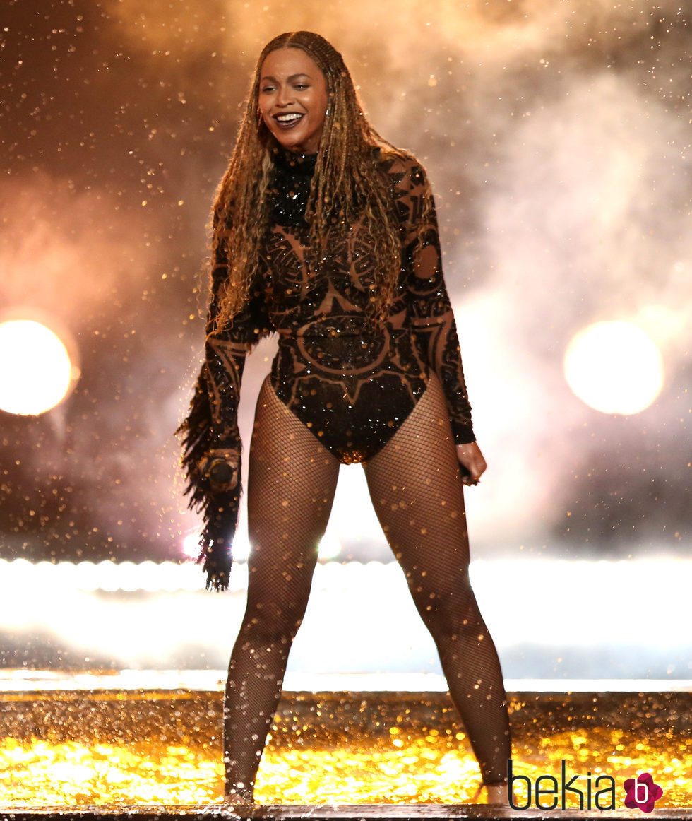 Beyoncé durante su actuación en los BET Awards 2016