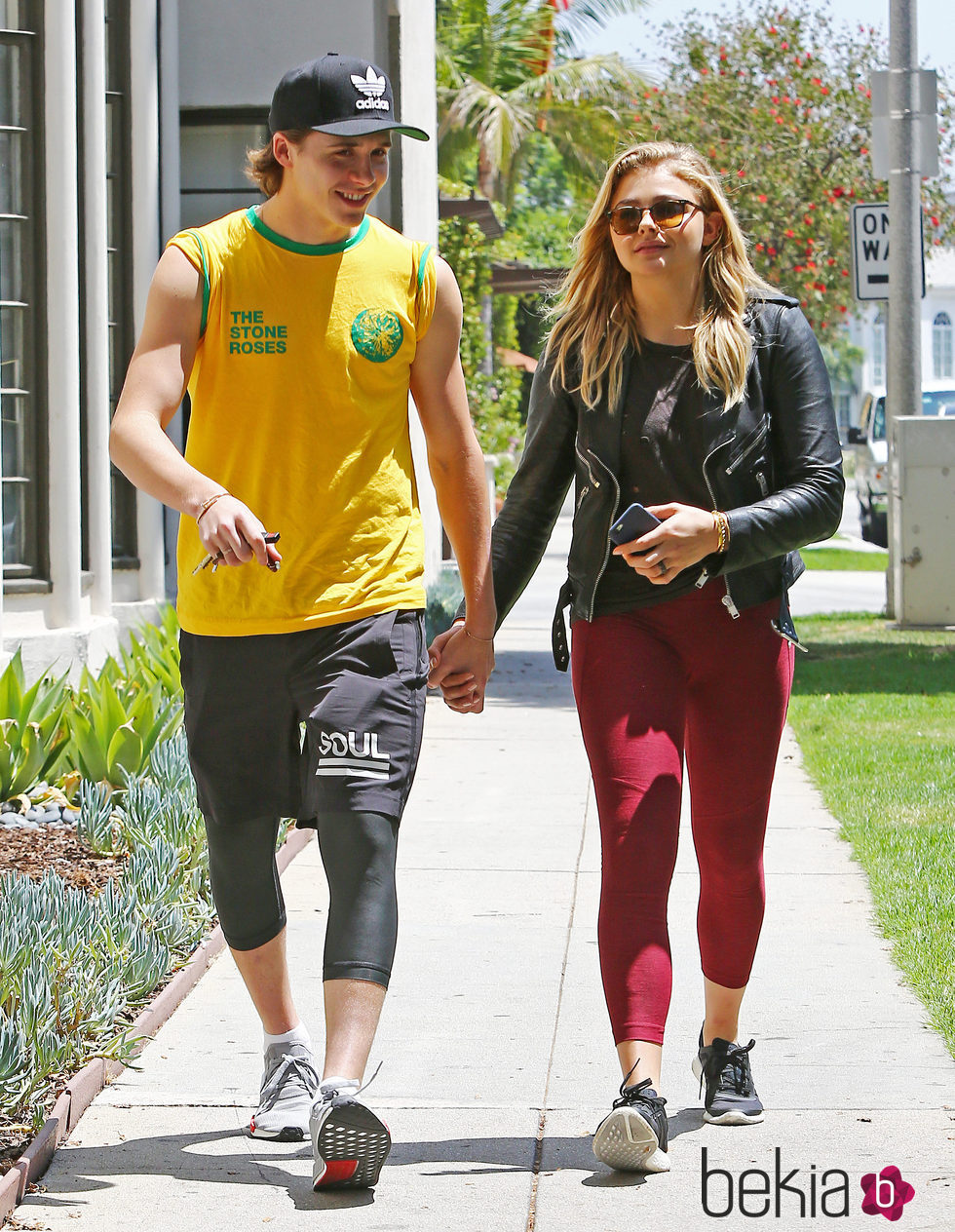 Chloe Moretz y Brooklyn Beckham, cogidos de la mano en Beverly Hills
