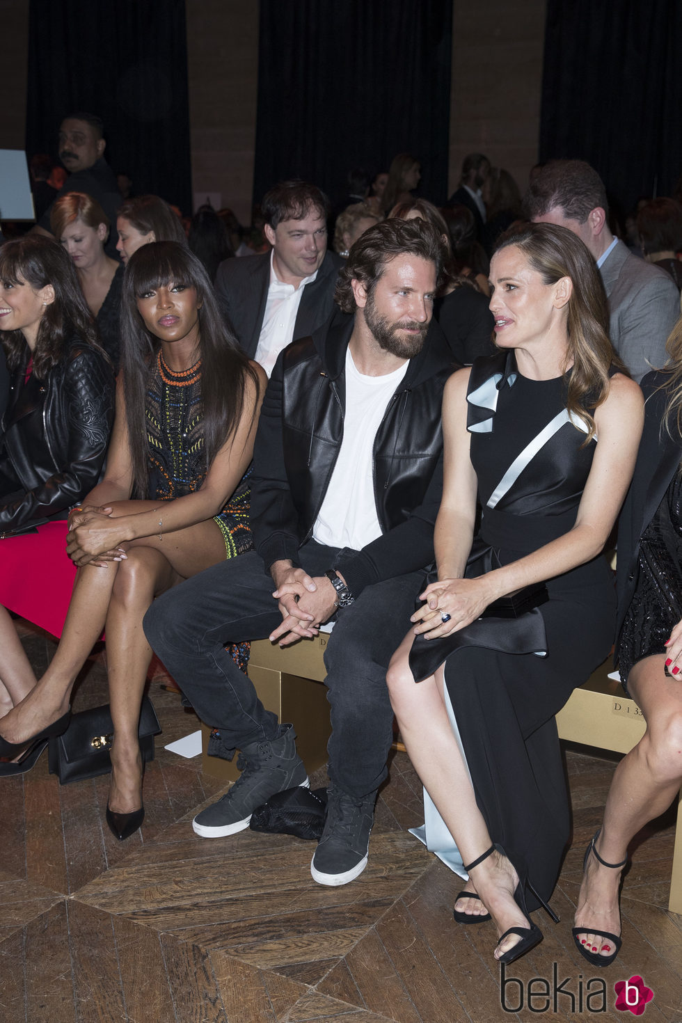 Jennifer Garner y Bradley Cooper hablando durante el desfile de Versace Otoño/ Invierno 2016/2017 en París