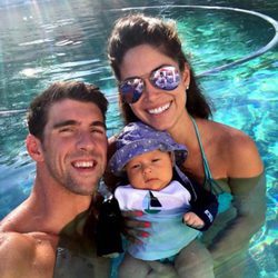 Michael Phelps con Nicole Johnson y su hijo Boomer en la piscina