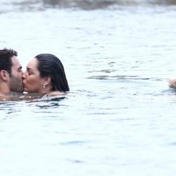 Kelly Brook y Jeremy Parisi se ponen románticos en Isquia