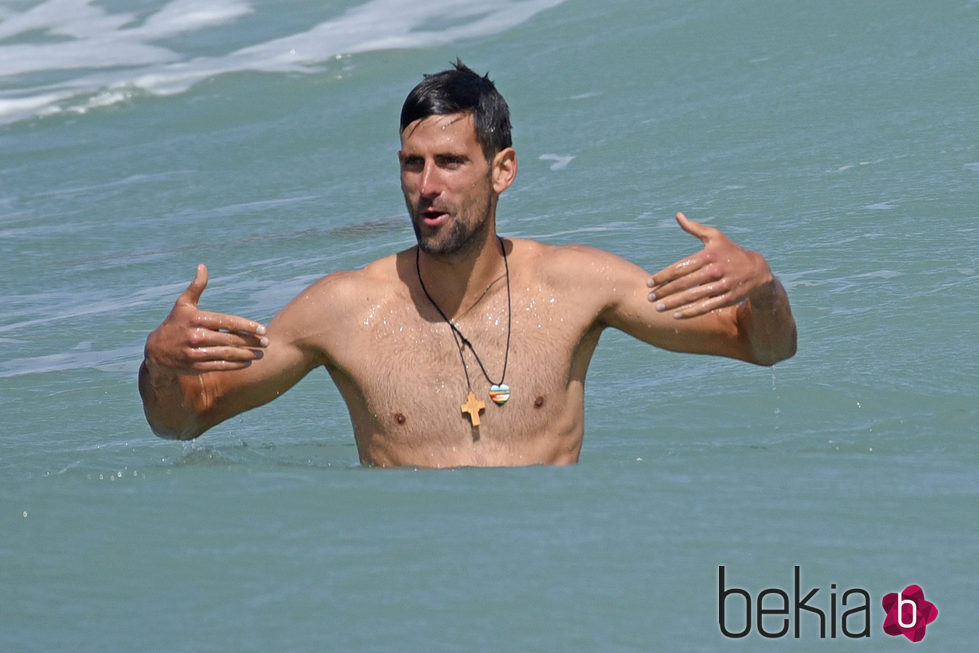 Novak Djokovic con el torso desnudo en el mar durante sus vacaciones en Marbella