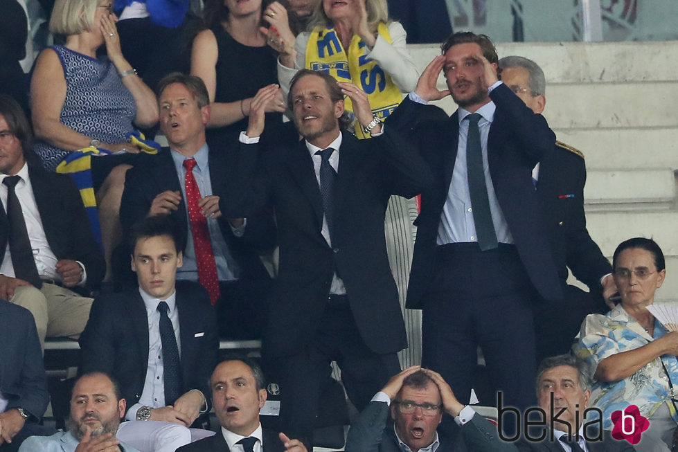Louis Ducruet con Andrea y Pierre Casiraghi en un partido de fútbol
