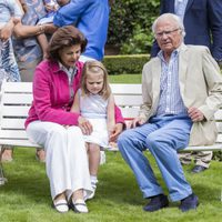 Los Reyes de Suecia con su nieta Estela durante su posado de verano en Solliden