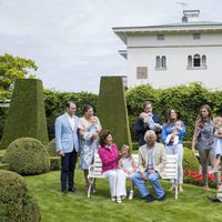 Carlos Felipe de Suecia lleva en volandas a su sobrina Leonor para que vuelva al posado de la Familia Real Sueca