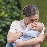 Victoria de Suecia besa a su hijo Oscar en su primer posado de verano con la Familia Real Sueca