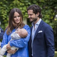 Carlos Felipe de Suecia y Sofia Hellqvist posan por primera vez con su hijo Alejandro en Solliden