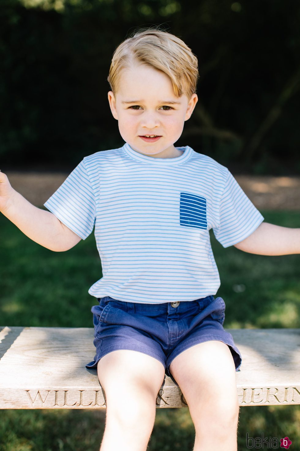 El Príncipe Jorge de Cambridge sentado en un columpio por su tercer cumpleaños