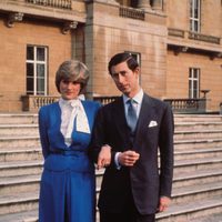 El Príncipe Carlos y Lady Di anuncian su compromiso