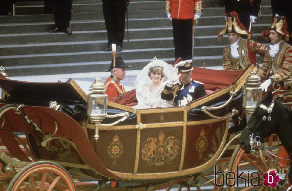 El Príncipe Carlos y Lady Di recorren Londres en un carruaje el día de su boda