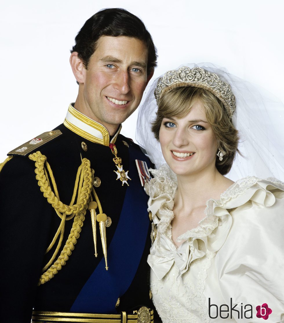 El Príncipe Carlos y Lady Di posan sonrientes el día de su boda