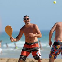 Toño Sanchís jugando a las palas con un amigo en Cádiz