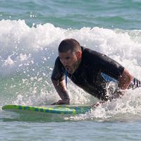 Toño Sanchís practicando surf en Cádiz