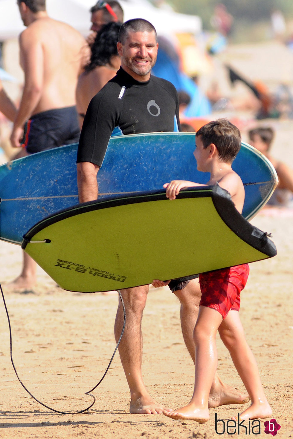 Toño Sanchís y uno de sus hijos con tablas e surf
