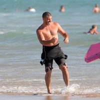 Toño Sanchís y su hija en la playa de Cádiz