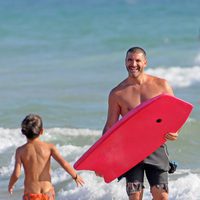 Toño Sanchís a la orilla del mar en las playas de Cádiz