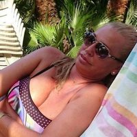 Belén Esteban descansa en bikini durante sus vacaciones en la playa