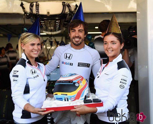 Fernando Alonso celebrando su 35 cumpleaños en el GP de Alemania 2016