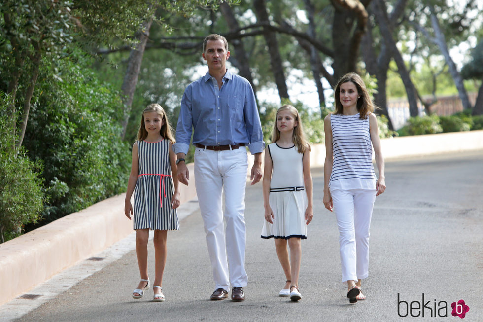 El Rey Felipe VI y la Reina Letizia con sus dos hijas en el posado de verano 2016 en Mallorca