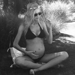 Carla Pereyra luciendo su barriguita de 30 semanas