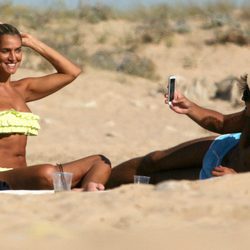 Maxi Iglesias haciendo una foto a su novia Saray Muñoz en una playa de Cádiz