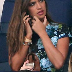 Sara Carbonero muy pendiente de su teléfono móvil en el Estadio do Dragao