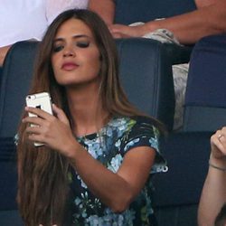 Sara Carbonero consultando su móvil en el Estadio do Dragao