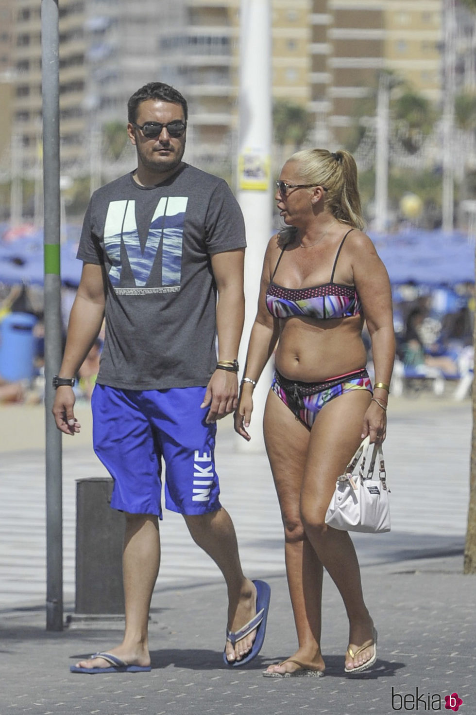 Belén Esteban y su novio paseando por Benidorm