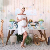 Candice Swanepoel durante su baby shower