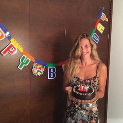 Jessica Bueno posando con la tarta de su 26 cumpleaños